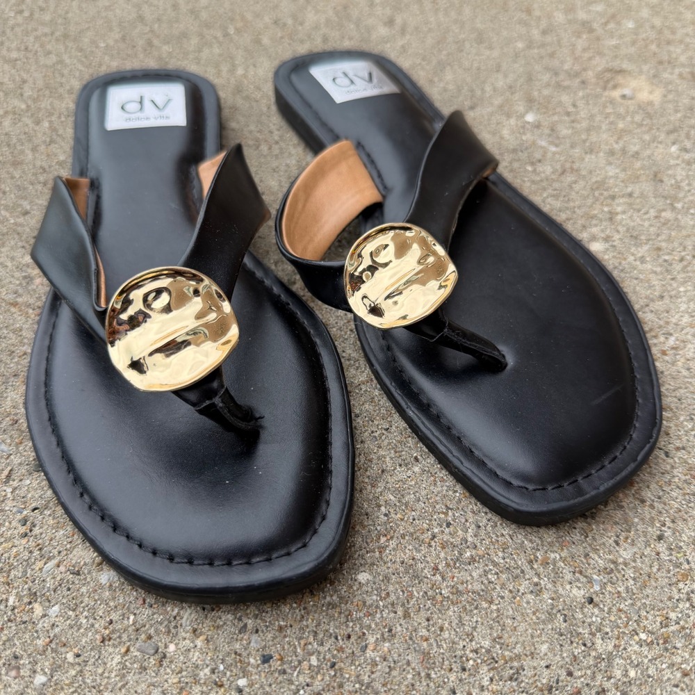 DV Dolce Vita Jespar Black Thong Sandals Gold Hammered Medallion Womens Sz 8
